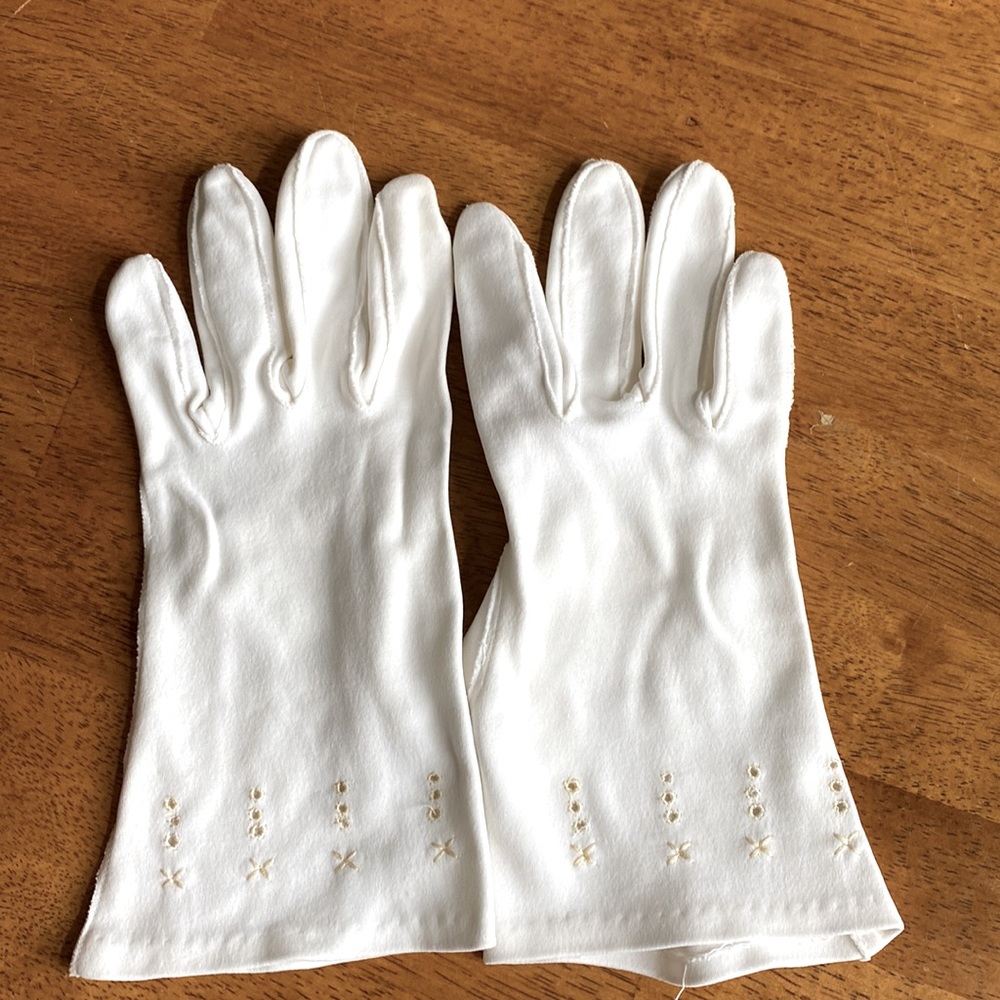 Vintage White Fancy Dress Gloves. Tiny design at wrist. See pics. Fits sm-med.